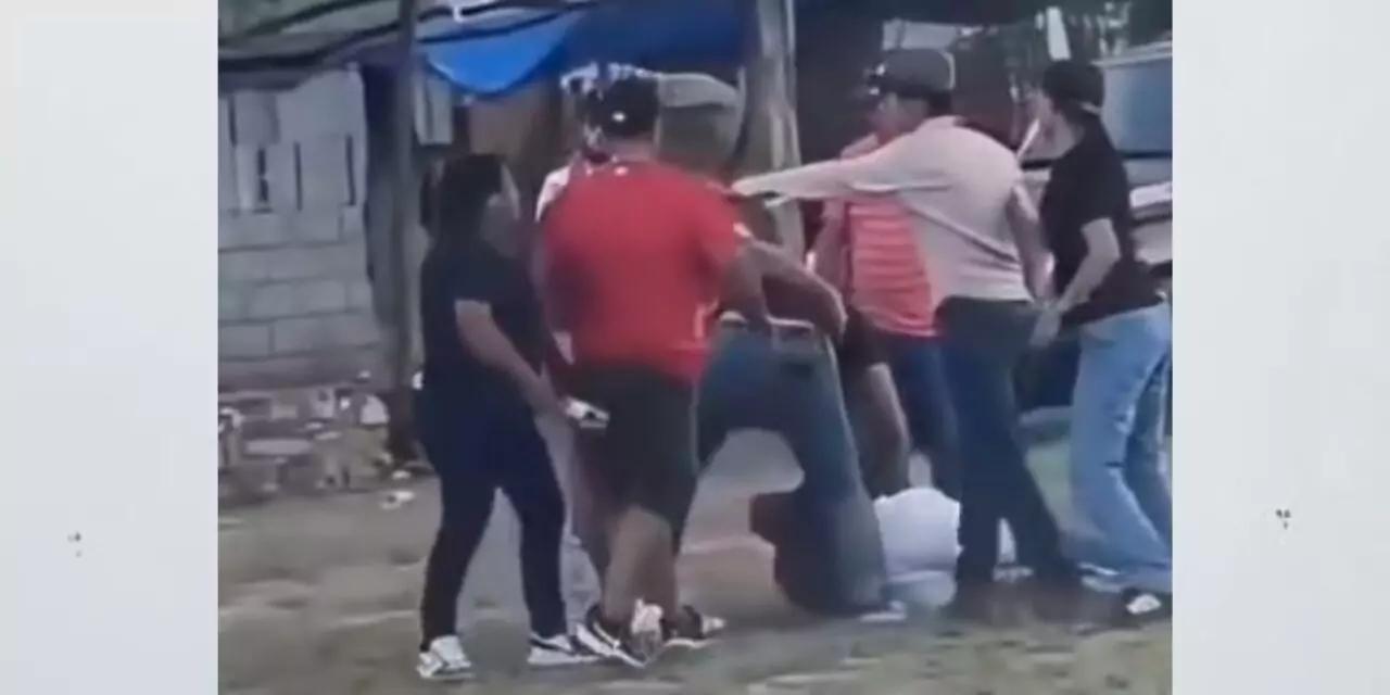 VIDEO | ¡El poder no admite reclamos! Presidente municipal de Teotitlán golpea a ciudadano durante partido