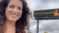 Una mujer lanza una campaña en vallas publicitarias para encontrar marido y recibe miles de respuestas