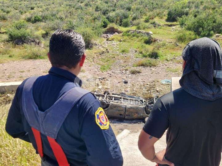 Se incendia camioneta tras volcadura en la carretera a Delicias