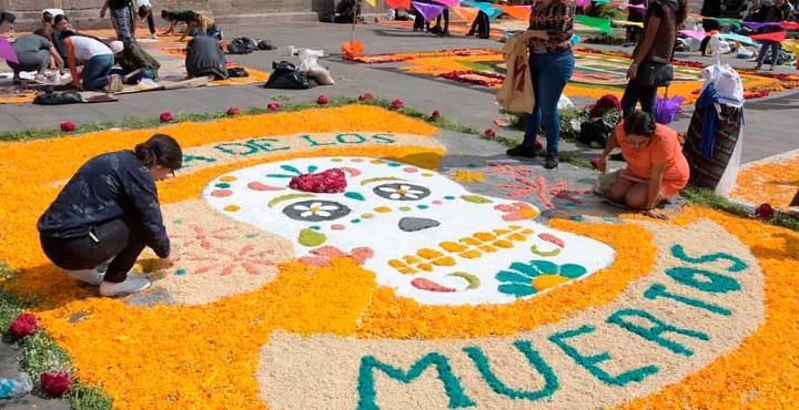 Lanzan convocatoria para decorar plazas de Morelia con altares y tapetes en Día de Muertos