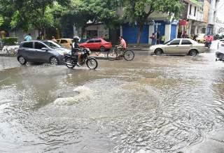 Lloviznas agudizan los rebosamientos en la ciudad