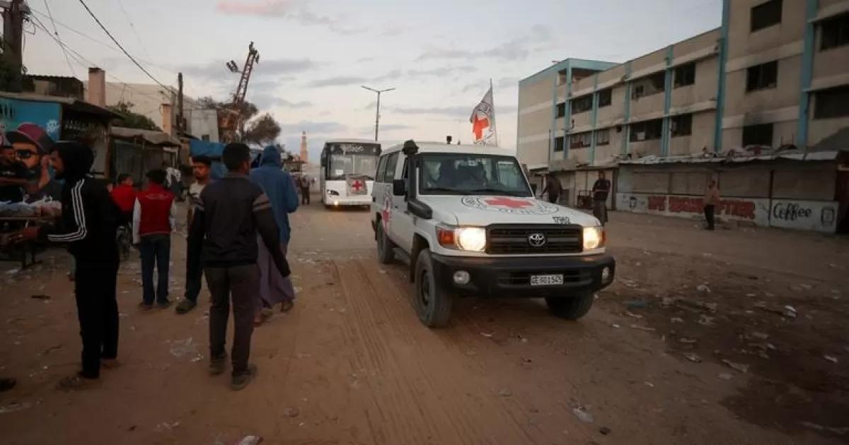 Hamás entrega en Gaza a los siete primeros rehenes vivos liberados, según prensa israelí