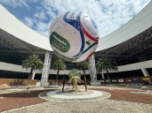 Instalan balón gigante del Mundial 2026 en el AICM para recibir a aficionados