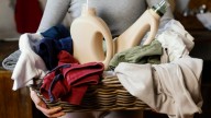 El truco que no falla nunca para quitar manchas en la ropa incluso si están secas