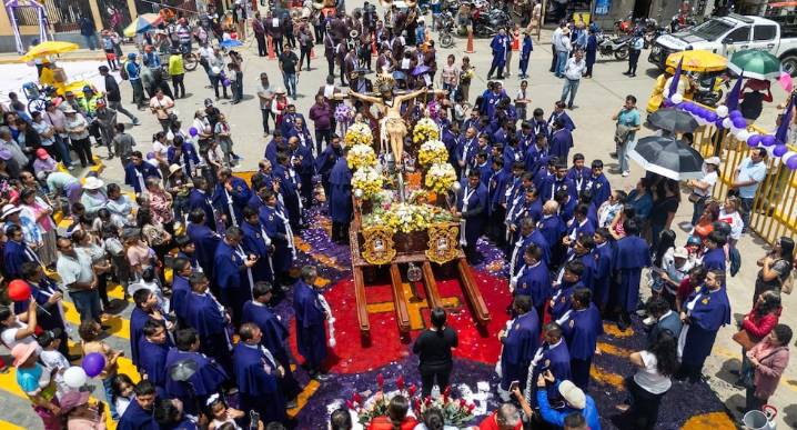 Multitudinario recibimiento al Señor de Burgos en distrito de Amarilis