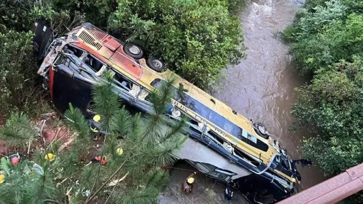 Tragedia en Misiones: un micro cayó a un arroyo y provocó, al menos, ocho muertos