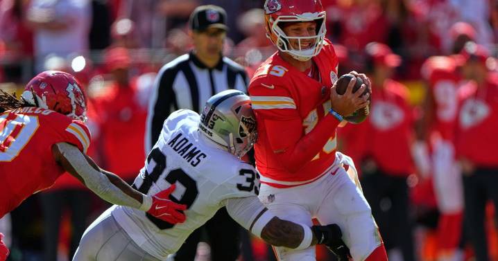 Raiders' Maxx Crosby leaves game after low block by Chiefs' Noah Gray
