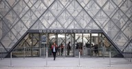 El Louvre se sobrepone al trauma y reabre el museo salvo la Sala Apolo, donde se produjo el robo de las joyas