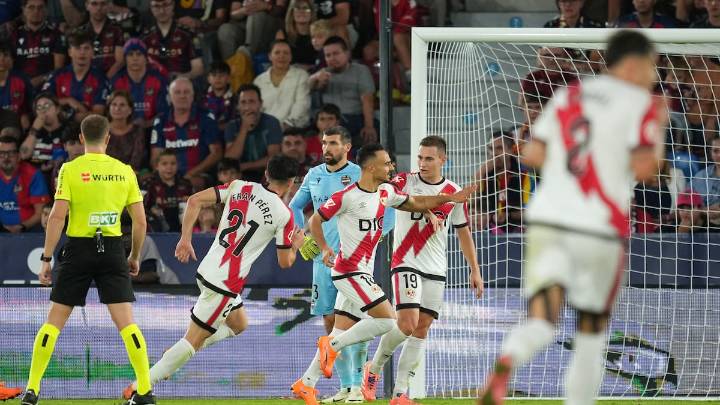 El Rayo Vallecano golea al Levante en un gran partido de Jorge de Frutos (0