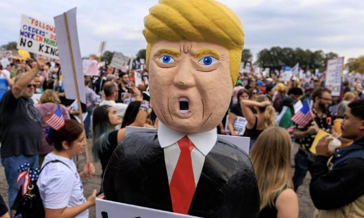 Miles de personas en todo EE.UU. protestan contra Trump: “No queremos Reyes”