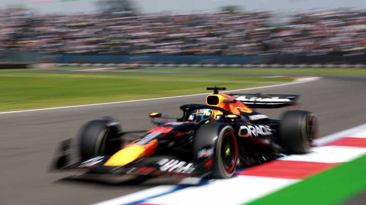 Leclerc primero y Linblad le moja la oreja a Tsunoda con el Red Bull, entre cuchicheos de Verstappen