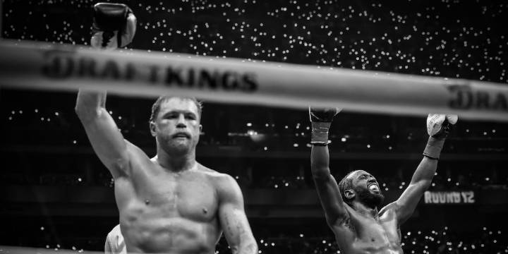 Promotor de Hamzah Sheeraz asegura cambio de planes tras la derrota de Canelo Álvarez: “Dejemos que se opere”