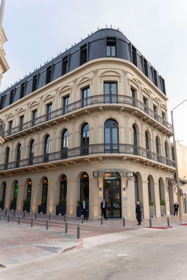 Montevideo recupera su alma portuaria. Un viejo hotel del 1800 reabre como símbolo del nuevo distrito que conecta historia, arte y negocios