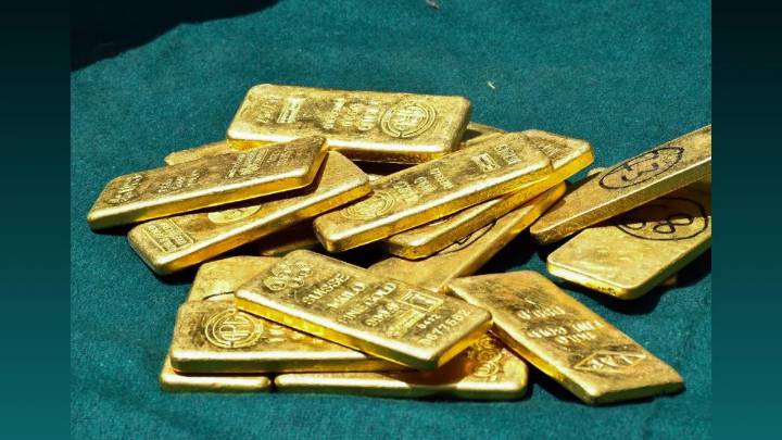 2 Mumbai airport cleaning staff held for smuggling Rs 1.6 crore f...