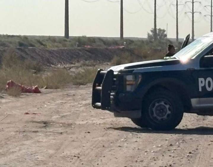 Hallan un muerto envuelto en una lona