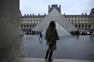 Al menos dos detenidos por robo de joyas en el Museo Louvre
