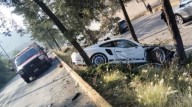 Lujo y velocidad choca “Porsche”; la unidad quedó severamente dañada tras impactar tres árboles