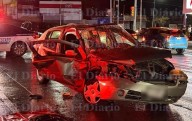 Choque deja a conductora atrapada en su auto
