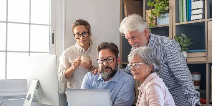 Por qué es baja la incorporación de los mayores de 55 años al mercado laboral a pesar de su experiencia y habilidades