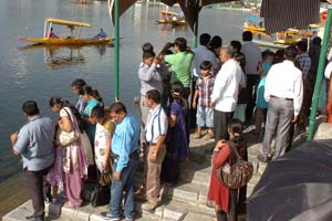 Tourism Revives in Valley as Diwali Draws Visitors Back