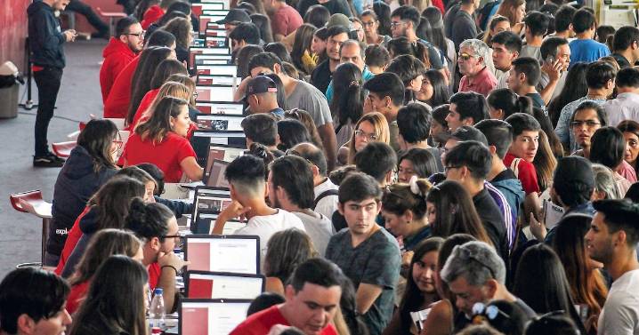 Encuesta Bicentenario UC: universidades, Fuerzas Armadas y Carabineros, las instituciones en que más confían los chilenos