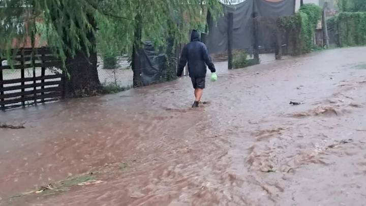 Temporal en el AMBA: calles anegadas, miles de usuarios sin luz y un fallecido en medio del diluvio