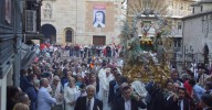 Santa Teresa procesiona por las calles de Alba de Tormes en su día grande