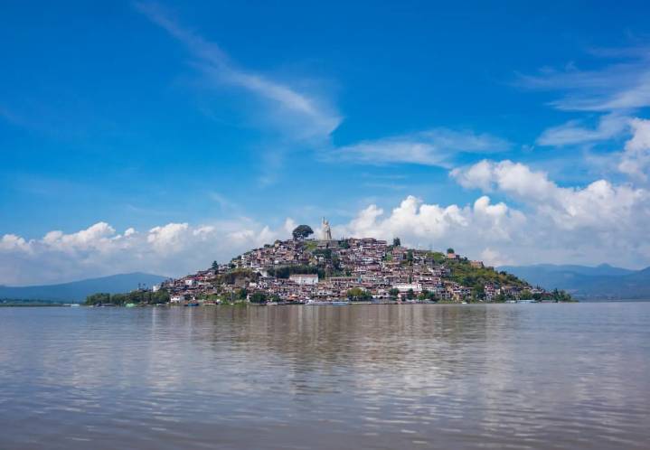 Arco y ofrenda monumental sobre el Lago de Pátzcuaro durante Noche de Ánimas