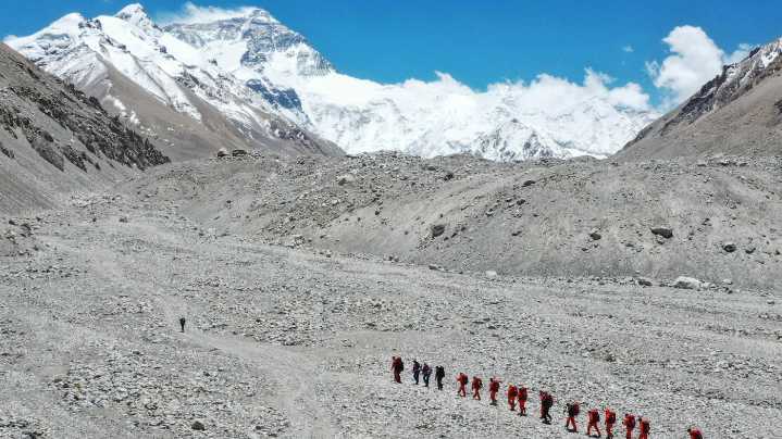 Snowstorm traps hundreds of hikers on Mount Everest during China's national holiday : NPR