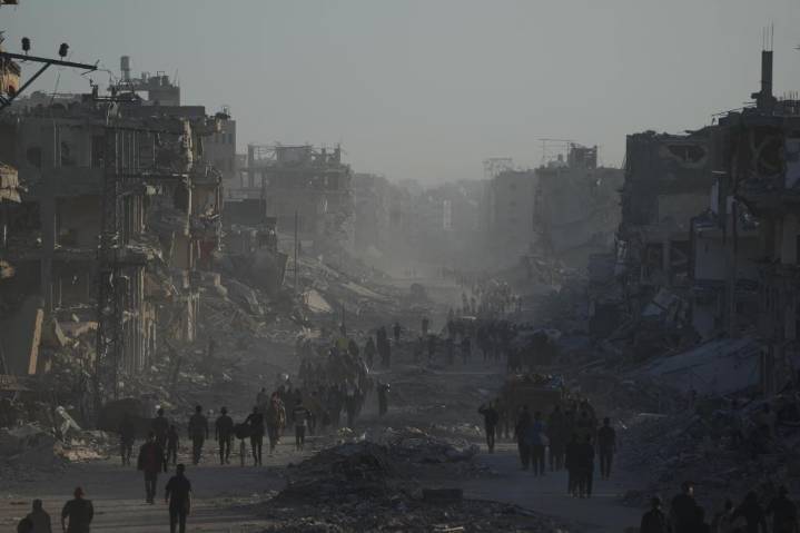 Palestinians return to ruins; US troops land in Israel