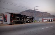 Camión de carga vuelca sobre el bulevar 2000; conductor resulta ileso