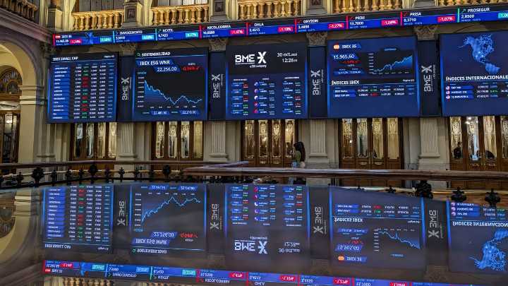 El Ibex 35 resiste los 16.000 puntos a pesar de la caída de la banca