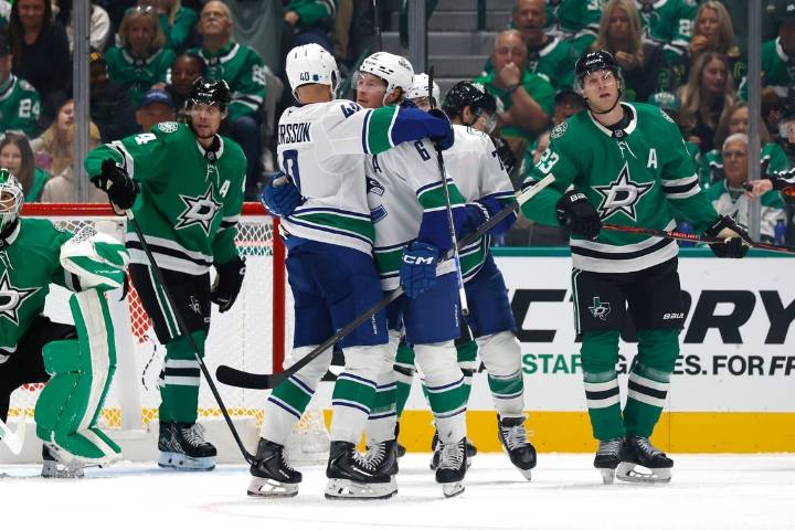Deadspin | Four-goal second period propels Canucks past Stars