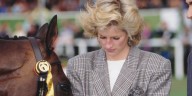 El traje de cuadros de Lady Di en 1989 que hoy arrasa entre las perchas de Mango porque es una inversión eterna