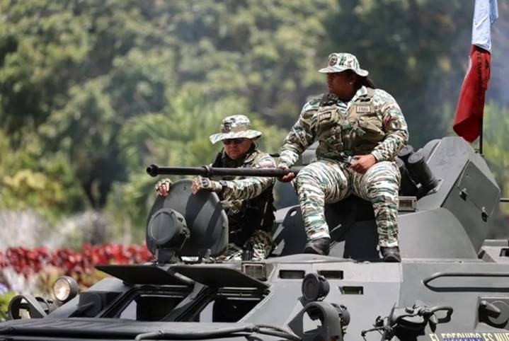 La guerra de apariencias de Venezuela: el espectáculo de la milicia de Maduro y la sombra marítima de Estados Unidos