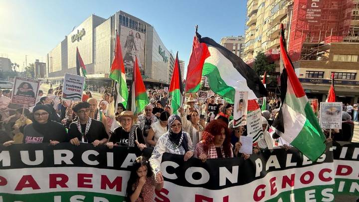 Miles de personas salen a la calle en Murcia en apoyo a Palestina y contra el abordaje de la Flotilla: "Gaza muere, Europa duerme"
