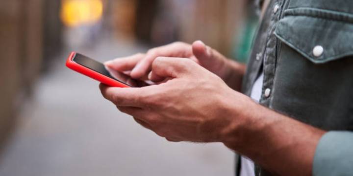 ¿Puedes perder la vista por pasar mucho tiempo usando el celular? Esto se sabe
