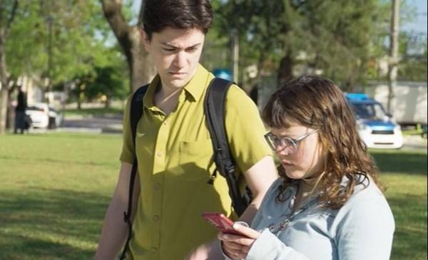 "Estás, pero no estás": lanzan en La Plata una campaña para promover el uso consciente del celular