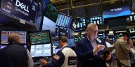 Jornada financiera: bonos y acciones de bancos se movieron a la baja mientras el equipo económico negocia en Washington