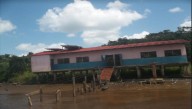 Crecida del río Orinoco arrastró los pupitres y pizarras de una escuela en Tucupita