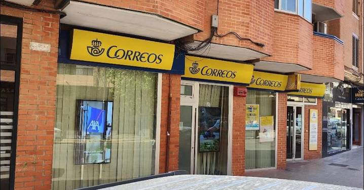 Desalojan una oficina de Correos por un paquete con gases que causaban irritación ocular