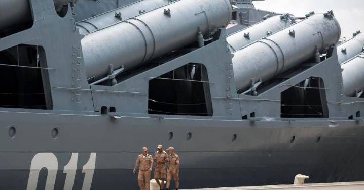 Despliega EUA otro crucero lanzamisiles en el Caribe entre reportes de ataque a Venezuela