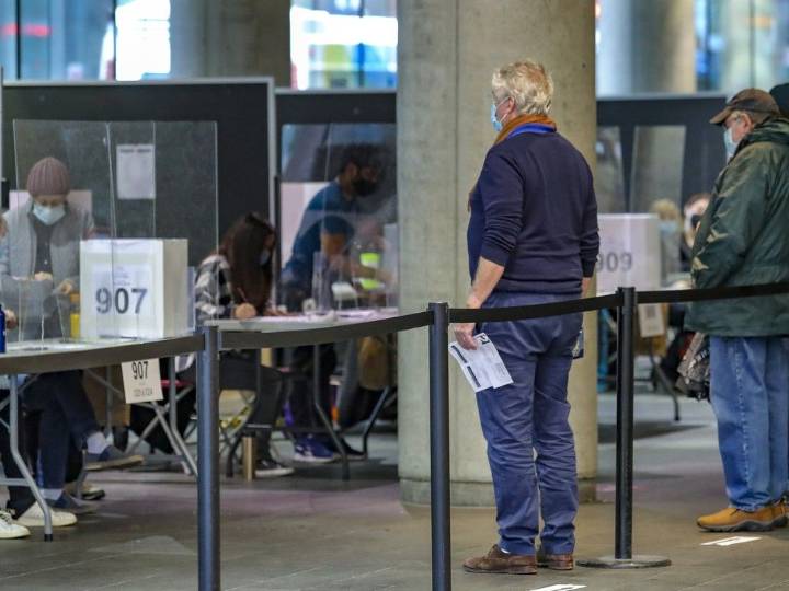 No mail, no problem: Montrealers can check their own voter status amid strike
