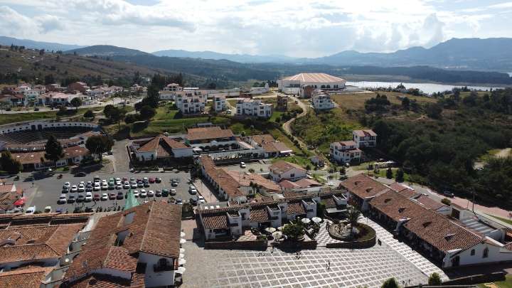 El pueblo cerca de Bogotá que cautiva con su belleza arquitectónica y encantos naturales