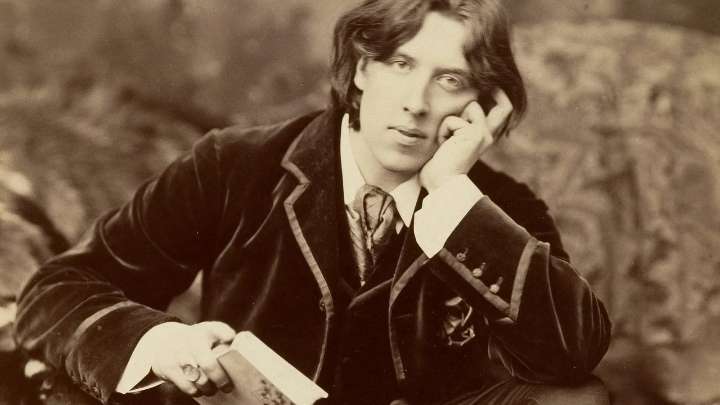 Reeditan el carné de lectura de Oscar Wilde 130 años después de cancelárselo por homosexual