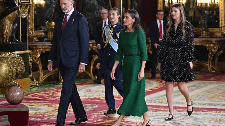 Los Reyes saludan a los alcaldes de la DANA en la recepción en el Palacio Real