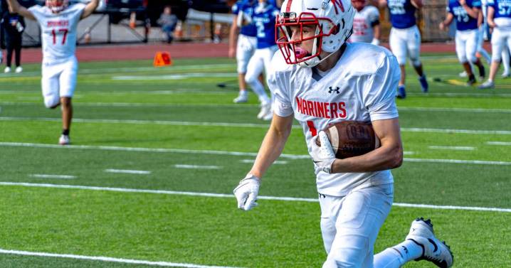 Football: Mariners pull off comeback, steal victory in final seconds