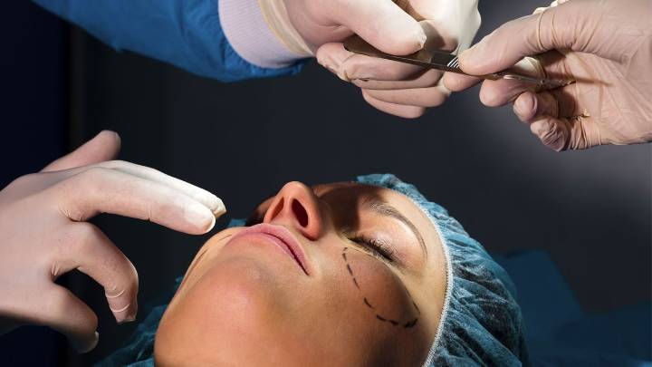 Buscan prohibir cirugías estéticas en menores de edad; salvo excepciones