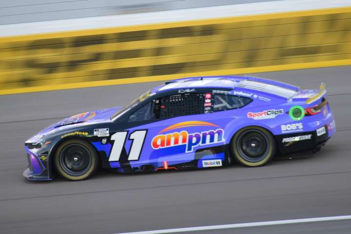 Denny Hamlin surges late to win South Point 400, advance to Championship 4
