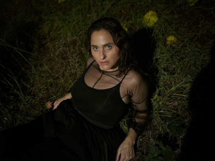 Planazo: escuchar un disco con su creadora, una verdadera potra, entre vinos finos y canapés, en una casona de 1911